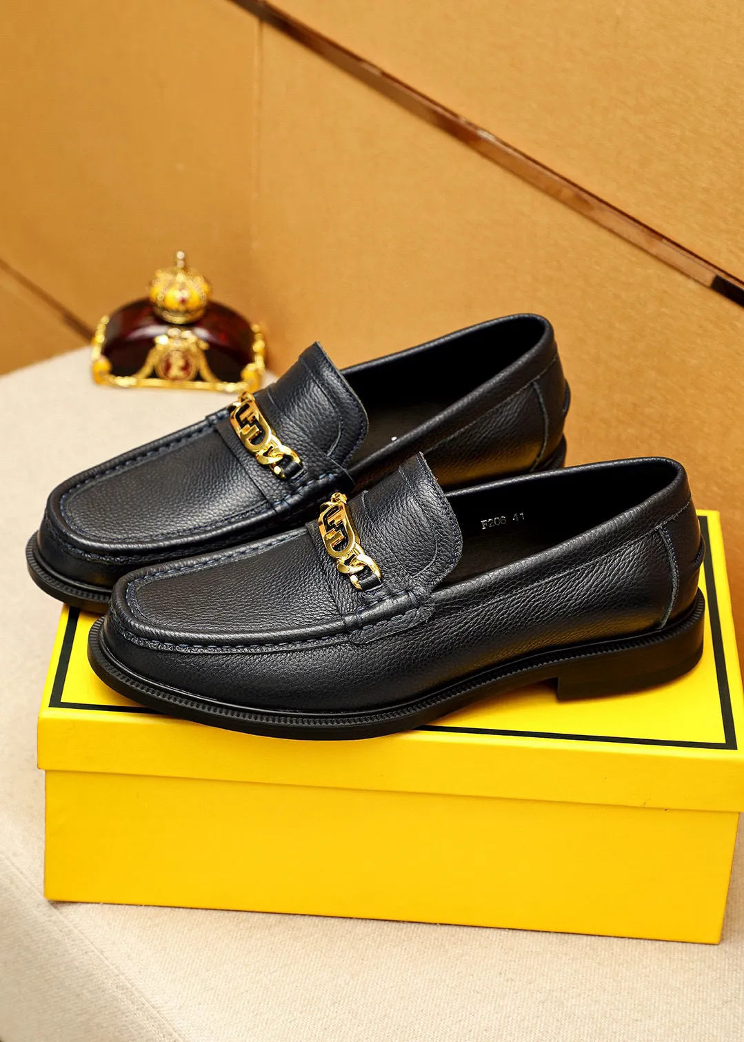 Men's shoes 💰460 💐 Product trademark: FENDI [Fendi] casual leather shoes Regular size: 38-44 (45🉑️customized) Product materials: Selected imported first-layer pebbled cowhide leather upper + luxury hardware buckle, imported cowhide lining. Strong three-dimensional visual effect, rubber outsole Color: 3⃣️colors available